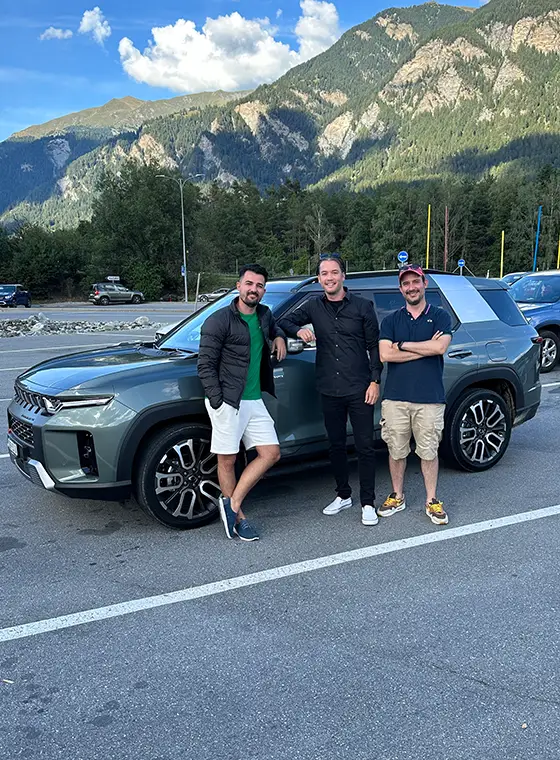 Teamfoto während Content Produktion mit dem SsangYong Torres in den Bergen