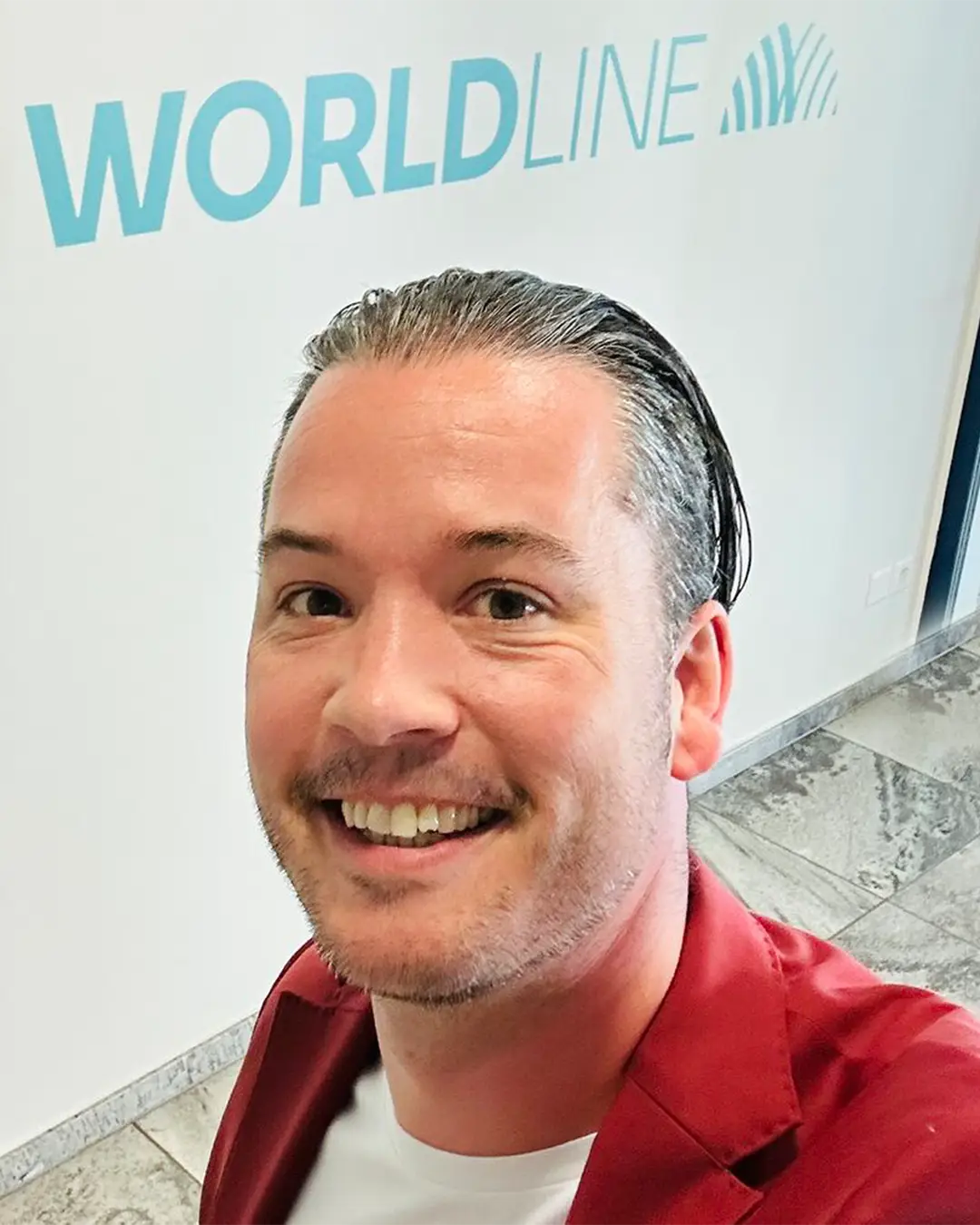 Christian Panzeri im Gebäude vor dem Worldline Logo