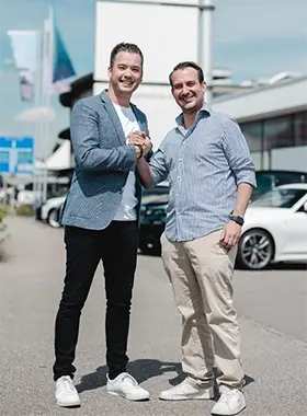 Handschlag von Christian Panzeri und Florian Jenni vor der Abt Automobile