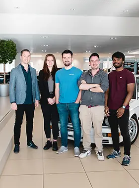 Teamfoto von hashcap im Showroom der Abtautomobile nach Content Production>
                                </div>

                                <div class=