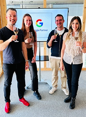 Anstossen mit dem Team auf Google Partnerschaft von hashcap