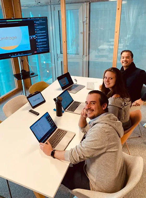 Teamfoto während Linkedin Schulung von hashcap im Coworkingspace Tadah