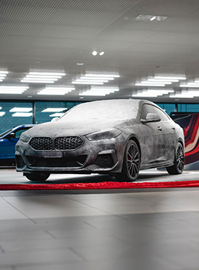 BMW 2er im Schnee im Showroom